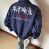 Jaqueta Bordada Azul Marinho para Homens, Estilo Americano de Outono, Jaqueta de Baseball Limpa Bonita e de Alta Qualidade com Gola Reversível