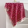 Chal y bufanda de moda europea y americana con estampado de lunares y cachemir jacquard, bufanda cálida elegante para mujer de cachemir sintético, chal de otoño e invierno al por mayor