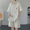 Conjunto de duas peças estiloso e moderno de camisa de manga curta e shorts estilo coreano, conjunto casual soltinho bordado para homens, versátil para o verão