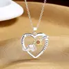 Colar Pingente Criativo Nicho Formato de Coração Estilo Pastoral Padrão de Flor de Abelha Doce Acessórios de Moda Feminina Letras Transfronteiriças Atacado