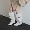 Botas Femininas de Couro Bovino de Primeira Camada Botas de Montaria Inverno Bico Fino Salto Médio Fino Fivela Botas para Panturrilha Larga Botas Femininas de Cano Alto Não Acima do Joelho