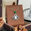 No es el mismo estilo que el colgante de diseño para mujer de Calcedonia Natural Retro Francés con un toque de nicho y alta gama, que presenta un diseño de falda pequeña en forma de abanico