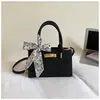 Shuai Mijia 2026 Verão Nova Bolsa de Mão de Luxo Elegante Bolsa Quadrada Pequena Feminina Casual para o Dia a Dia Bolsa de Ombro Transversal