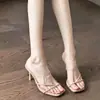 Scarpins nude de alta qualidade com tiras finas e design cruzado, sapatos femininos, nova coleção de verão 2026, sandálias de dedo com uma única tira e design transparente