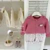 ¡El Brillo Blanco de Col para Bebé En! Conjunto de Dos Piezas Original para Niñas: Cárdigan con Capucha de Fruta del Dragón y Pantalones Rectos de Puntos