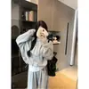 Sudadera casual de otoño en color gris, versátil, con media cremallera, diseño único y un ambiente relajado, top de manga larga