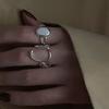 Anillo de plata de ley 925 estilo coreano para mujer, con ágata blanca y letras irregulares, con un diseño de alta calidad y un toque de tendencia.