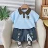 Conjunto elegante de dos piezas para niño con estampado, cuello redondo, manga corta 2026 nuevo moderno para niños, manga corta, solapa IS, dos piezas