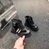 Botas Martin de Estilo Nuevo Otoño para Niños 2026 Modernas para Niños Medianos y Grandes Estilo Británico para Niños Suela Suave con Felpa Moda Botines Cortos de Piel