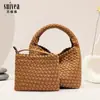 Bolsa de mimbre para cesta de comida versátil de alta gama de moda nueva de principios de primavera, bolso hecho a mano, bolso tipo cubo para llevar al hombro