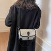 Bolso pequeño de alta textura para mujer, nuevo bolso cuadrado pequeño de moda 2024, bolso cruzado combinable, bolso de hombro súper popular, bolso bajo el brazo.