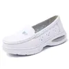 Sapatos de enfermeira femininos com amortecimento a ar, antiderrapantes, de sola grossa, vazados, de sola macia, respiráveis, sapatos de trabalho médicos, em estoque para dropshipping
