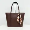 Bolsa Tote Marrom Grande de Ombro Único Personalizada para Viagem de Trabalho Feminina Versátil Bolsa de Mão Elegante para Usar no Ombro
