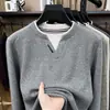 Estilo Old Money, moletom com capuz falso de duas peças com gola entalhada, suéter casual de malha masculina de manga comprida, nova coleção outono 2026