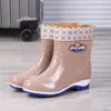 Zapatos de agua de corte medio, estilos de caña alta y baja con suela gruesa, botas de lluvia con suela gruesa, zapatos moldeados por inyección, para mujer, para todas las estaciones, con forro de polar