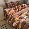 Conjunto de quatro peças de capa de cama de veludo de leite com borda de concha, conjunto de três peças de flanela de veludo coral espessado de inverno para dormitório