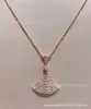 Colar de vestido pequeno V Jinbaoge com leque duplo em madrepérola branca, banhado a ouro rosa 18K, finamente esculpido em CNC, atacado para mulheres