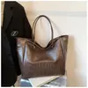 Bolsa Retrô Simples de Grande Capacidade, Bolsa de Ombro Casual da Moda, Nova Bolsa Tote Transversal Feminina para Outono e Inverno 2025