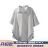 Camisa polo cinza com padrão de trigo, masculina de manga curta, estilo americano high street de verão, com tachas, ombro regular, corte reto (boxy fit), gola de abas, manga curta
