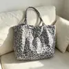 Bolso tote simple con estampado de leopardo gris plateado, dulce y genial bolsa para guardar libros escolares de chica, bolso de hombro moderno para ir al trabajo