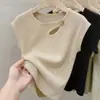 Top de Malha Manga Curta Branco com Estampa de Grou Design Francês Feminino Gola Redonda Modelagem Slim Fit Valoriza o Corpo Mangas Levemente Bufantes Temperamento