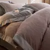 Juego de Cama de Cuatro Piezas de Terciopelo de Leche Tallado de Invierno Estilo Sábana Ajustable Ropa de Cama de Alta Gama Juego de Tres Piezas de Sábana y Funda de Edredón de Terciopelo Coral