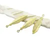 Accesorios de hardware para bricolaje, colgante creativo de hoja de pluma con retención de color de latón, colgante de cadena de suéter coreano