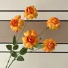 Flores de rosa artificiales de nuevo estilo, tipo flip-flap con borde rizado, para decoración de habitaciones de boda, arreglos de lugares de boda, paisajismo de centros comerciales y decoraciones de escaparates