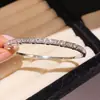 Pulseira Transfronteiriça Europeia e Americana Minimalista Elegante Versátil com Design Único, Joia Exquisita e Luxuosa