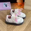 Tênis infantis com laço, nova coleção primavera/outono 2026, sapatos infantis modernos e versáteis, tamanho médio a grande, com fecho de velcro