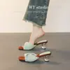 Chinelos Slip-On de Couro Macio Trançado para Mulheres, Novo Estilo de Verão para Uso Externo, Bico Quadrado, Aumenta a Altura, Confortáveis, Sandálias de Férias com Solado Macio