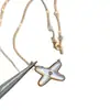 Collar con Colgante de Cruz de Nácar Natural Versión Alta Familia Shang X Accesorios de Alta Gama para Mujer Exquisito Lujo Ligero Nicho Oro Rosa Clavícula