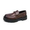 Nuevos zapatos de cuero para hombre con suela gruesa para aumentar la altura y punta ancha, zapatos casuales brillantes de charol, mocasines de tacón grueso para hombre