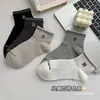 Calcetines para Hombre Primavera y Verano Bordados Deportivos de Marca de Moda Letra Calcetines Cortos para Hombre Deportivos Antibacterianos y Desodorantes Calcetines Cortos al por Mayor