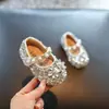 Sapatos de caminhada para bebês com solas macias, modelo primavera-verão 2026, sapatos únicos, sapatos de princesa para bebês com diamantes brilhantes, sapatos estilosos para meninas de 0 a 3 anos