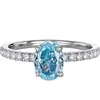 Anillo de Zirconia Azul Cielo de Lujo Ligero Gama Alta para Mujer Fresco Sencillo Fideos de Huevo Diseño Elegante Anillo Versátil Gama Alta