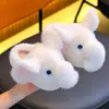 Chinelos de algodão infantis de inverno, unissex, quentes e forrados com fleece, apresentando um design fofo de elefante, perfeitos para uso pai-filho, macios e confortáveis para uso interno, com design de calcanhar fechado