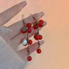 Aretes de diseño único estilo chino de fruta roja para mujer, aretes largos Mori elegantes de alta gama retro con gancho para la oreja