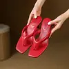 Chanclas de cuero de estilo francés con punta cuadrada para mujer, para uso en exteriores, nuevas sandalias de playa de verano 2026