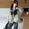 Jaqueta corta-vento color block de primavera e outono para meninas 2026 Novo estilo de outono Jaqueta solta infantil Roupa externa infantil moderna de tamanho médio e grande Venda por atacado