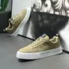 Nuevos zapatos de primavera para hombre del fabricante, zapatos deportivos casuales versátiles de moda para hombre, zapatillas con suela gruesa antideslizante, zapatillas deportivas de moda