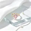 Nuevo producto europeo y americano: Anillo abierto de acero inoxidable de lujo ligero, nicho, con circonita de diamante completo para mujer, anillo de diamante en forma de corazón 18K que no se decolora