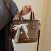Bolso Tote Pequeño Súper Caliente para Viaje de Trabajo de Mujer 2026 Nuevo Verano Textura Tejida Retro Bolso Cubo de Hombro Único Cruzado