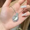 Collar para mujer con colgante bañado en plata con figura de Buda de calcedonia blanco hielo, diseños de hoja y calabaza, ágata y jade de Maitreya