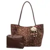 La popular bolsa tote de nicho de este año para mujer, nuevo estilo Otoño 2026 estampado de leopardo bolsa de hombro individual de lujo ligero bolsa para madre e hijo bajo el brazo