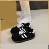 Pantuflas mullidas de suela gruesa y talla grande para mujer, nueva colección de invierno 2026, forradas de felpa para abrigar, versátiles zapatillas casuales de algodón estilo entrenamiento alemán