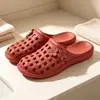 Chinelos Antiderrapantes de Verão para Idosos Casa Banheiro Chuveiro Proteção para Dedos dos Pés Mãe Chinelos com Arco Vazado para Mulheres Uso Externo