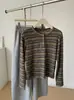 Camiseta de manga larga a rayas vintage con cuello Henry para mujer, base de punto texturizado casual de otoño de corte holgado