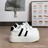 Mocasines lindos y elegantes, zapatos blancos de suela gruesa, nuevos zapatos de mujer primavera 2026, zapatillas casuales versátiles para estudiantes