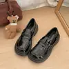 Mocassins de sola grossa estilo britânico para mulheres, novo modelo de primavera, sapatos de couro slip-on, versáteis, que aumentam a altura, sapatos baixos confortáveis